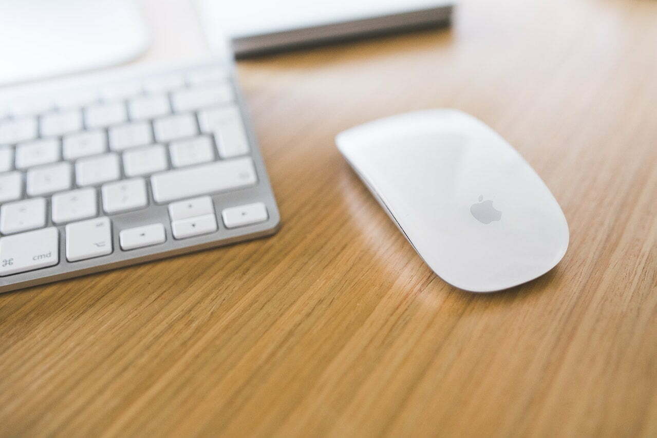 apple muis op houten bureau