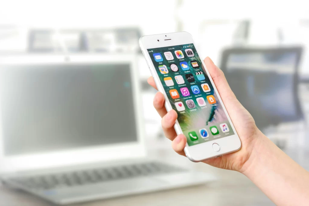 Hand houdt Apple telefoon Iphone vast met apps